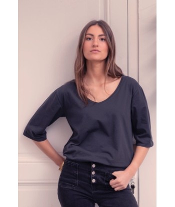 Tee shirt en coton bio FLORA V noir graphite est présent 